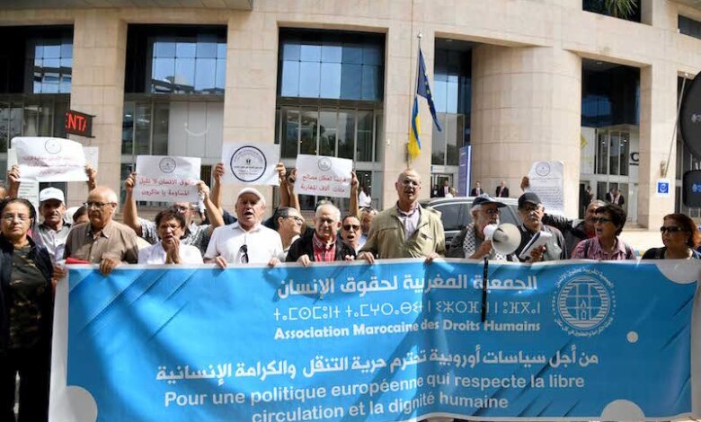 نشطاء يحتجون على ازدواجية فرنسا بشأن "نهب الثروات ورفض منح التأشيرات"