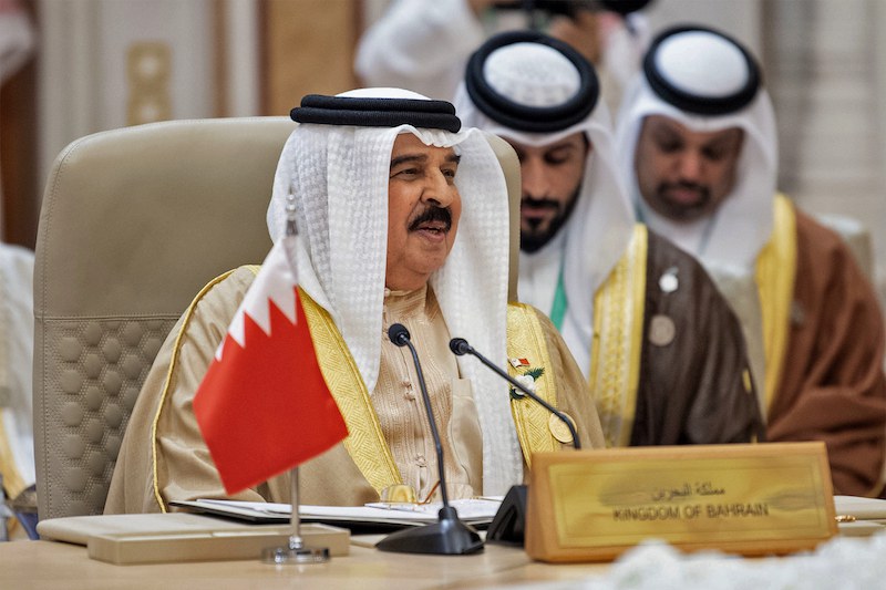 الملك يهنئ عاهل البحرين بالعيد الوطني